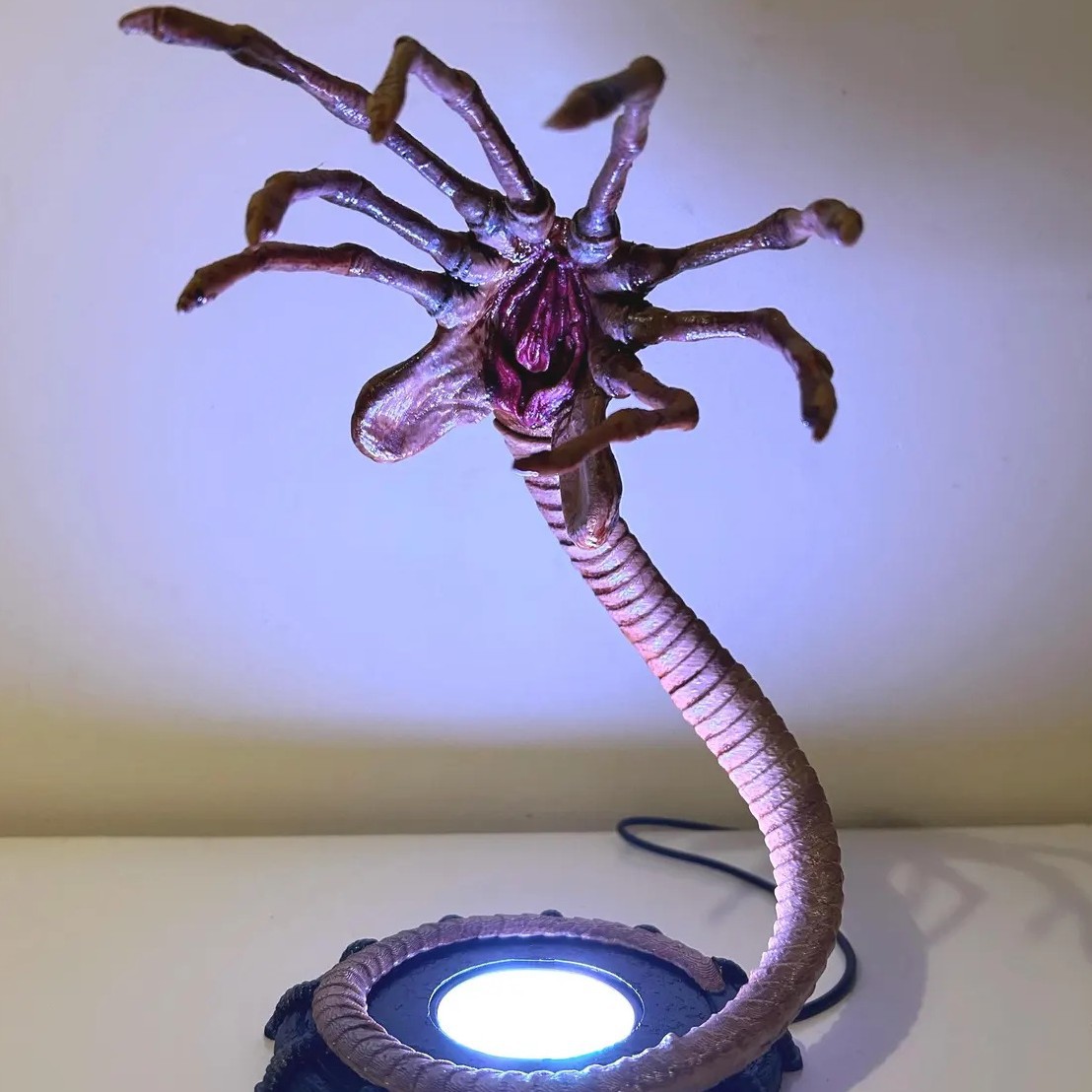 Ночник-фонарь Alien Facehugger – обзор и цена Neon Sign Party
