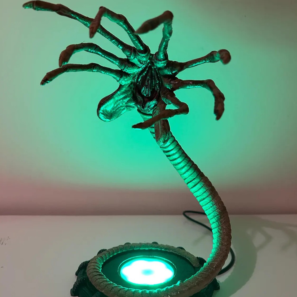 Ночник-фонарь Alien Facehugger – обзор и цена Neon Sign Party