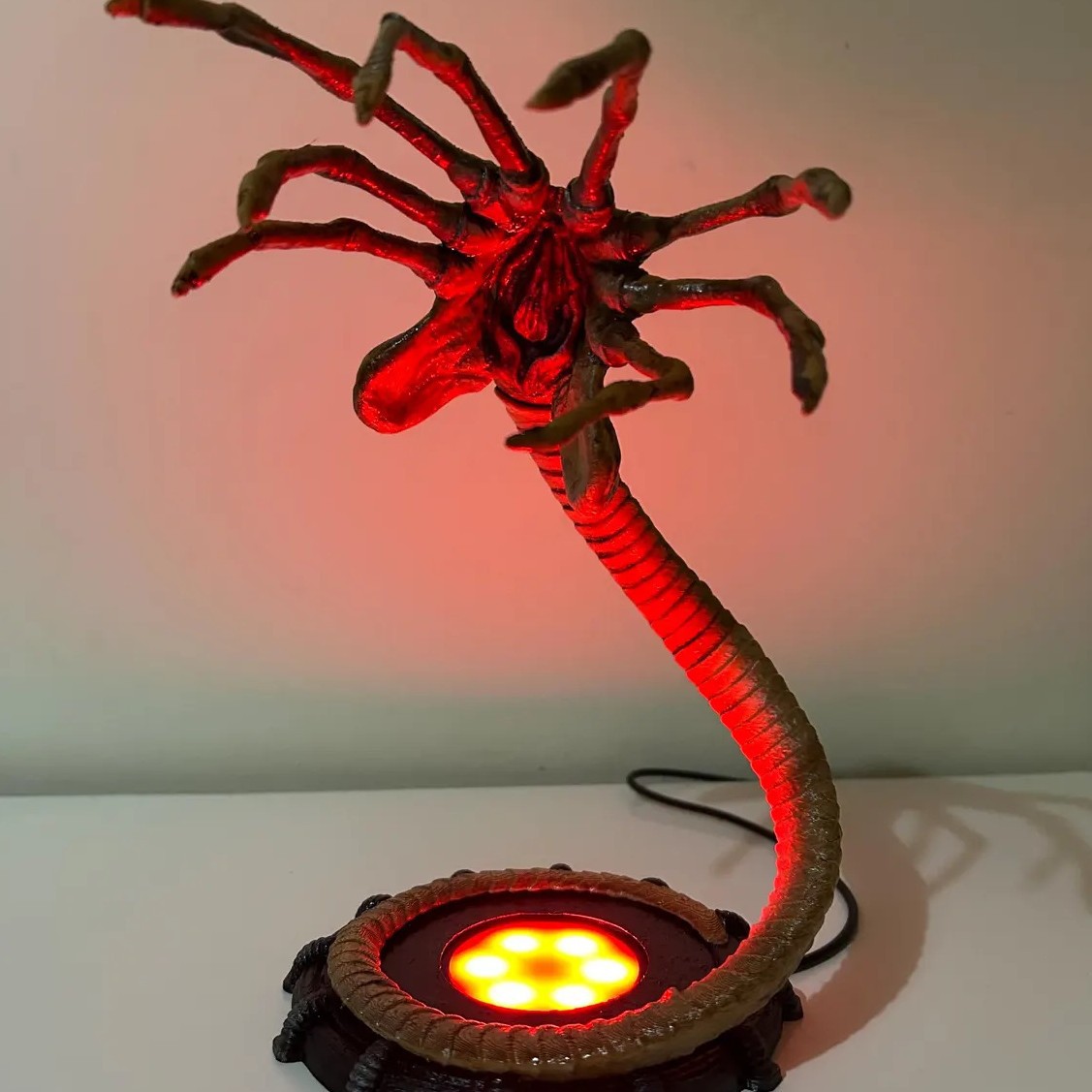 Ночник-фонарь Alien Facehugger – обзор и цена Neon Sign Party